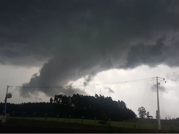 Nuvens escuras de tempestade se aproximando sobre área rural